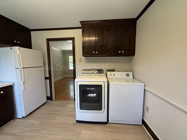 216 W Broaddus Ave — Photo 9