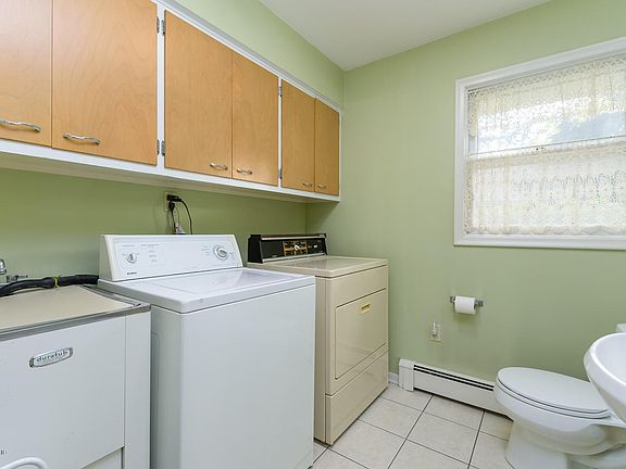 5th image of 1525 Royal Oak Ave