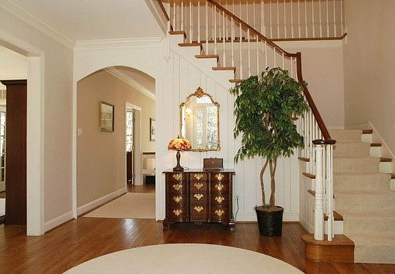 Large Entrance Foyer