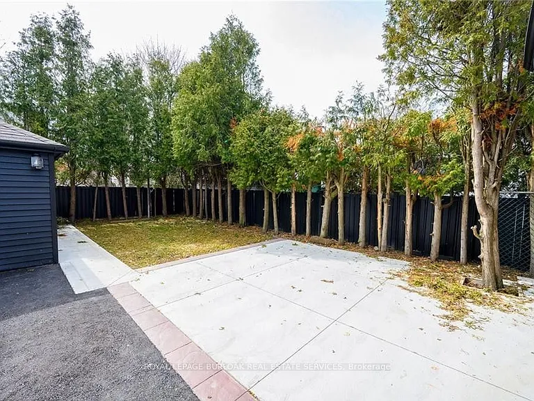 150 Brucedale Ave E #LOWER — Photo 16