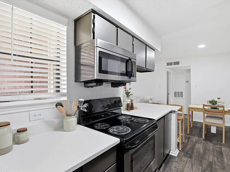 1BR, 1BA - 671SF Upgraded; SS Appliance; Fauxwood Floors