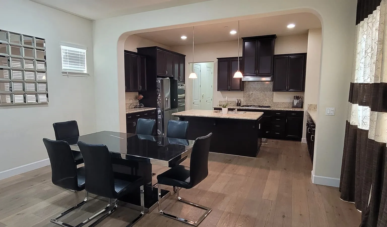 4 bed, 2601 sqft, $4,800 — Photo 3