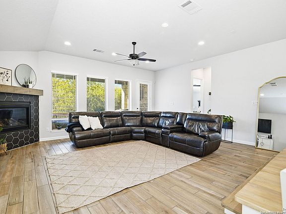 5th image of 911 Swenson