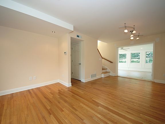 3rd image of 11 Barmore Dr E