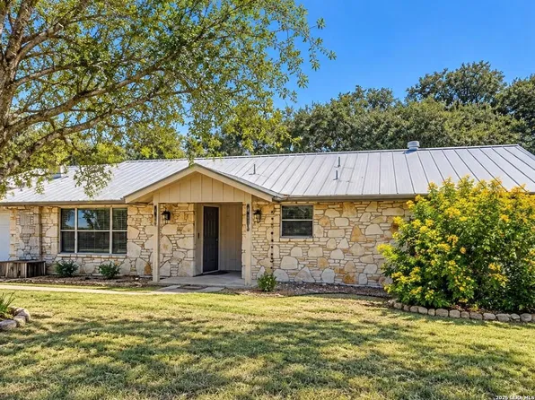 101 Diamond J Rd S, Pipe Creek, TX 78063