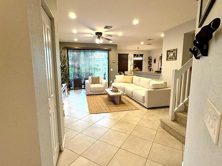167 Gramercy Square Dr — Photo 2