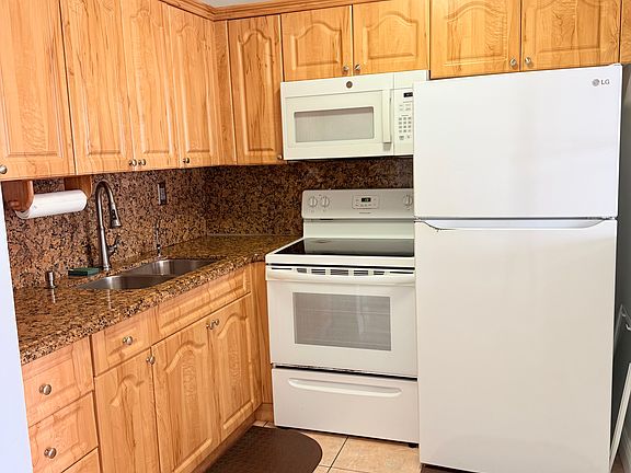 5th image of 2020 Lake Osborne Dr APT 15