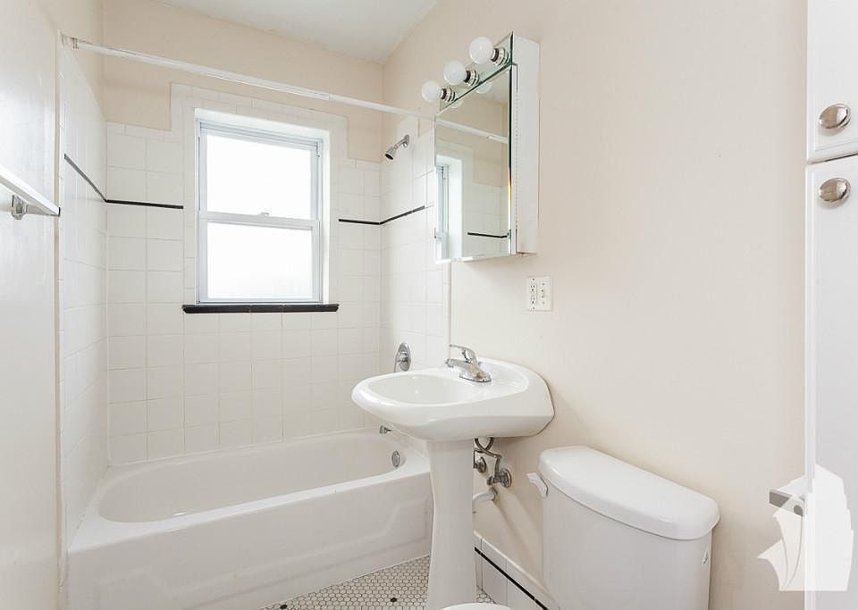 1st image of 1200 W Wellington Ave #817