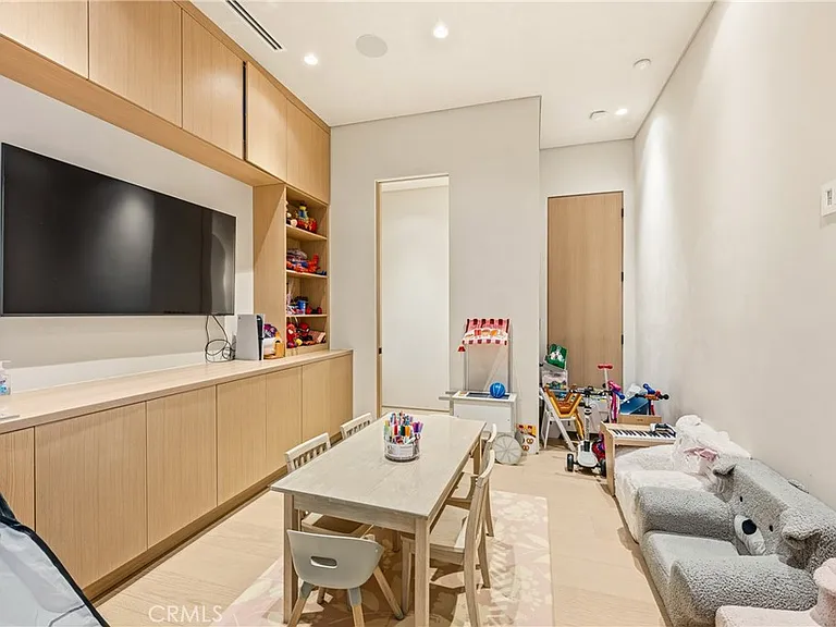 22924 Erwin St — Photo 36