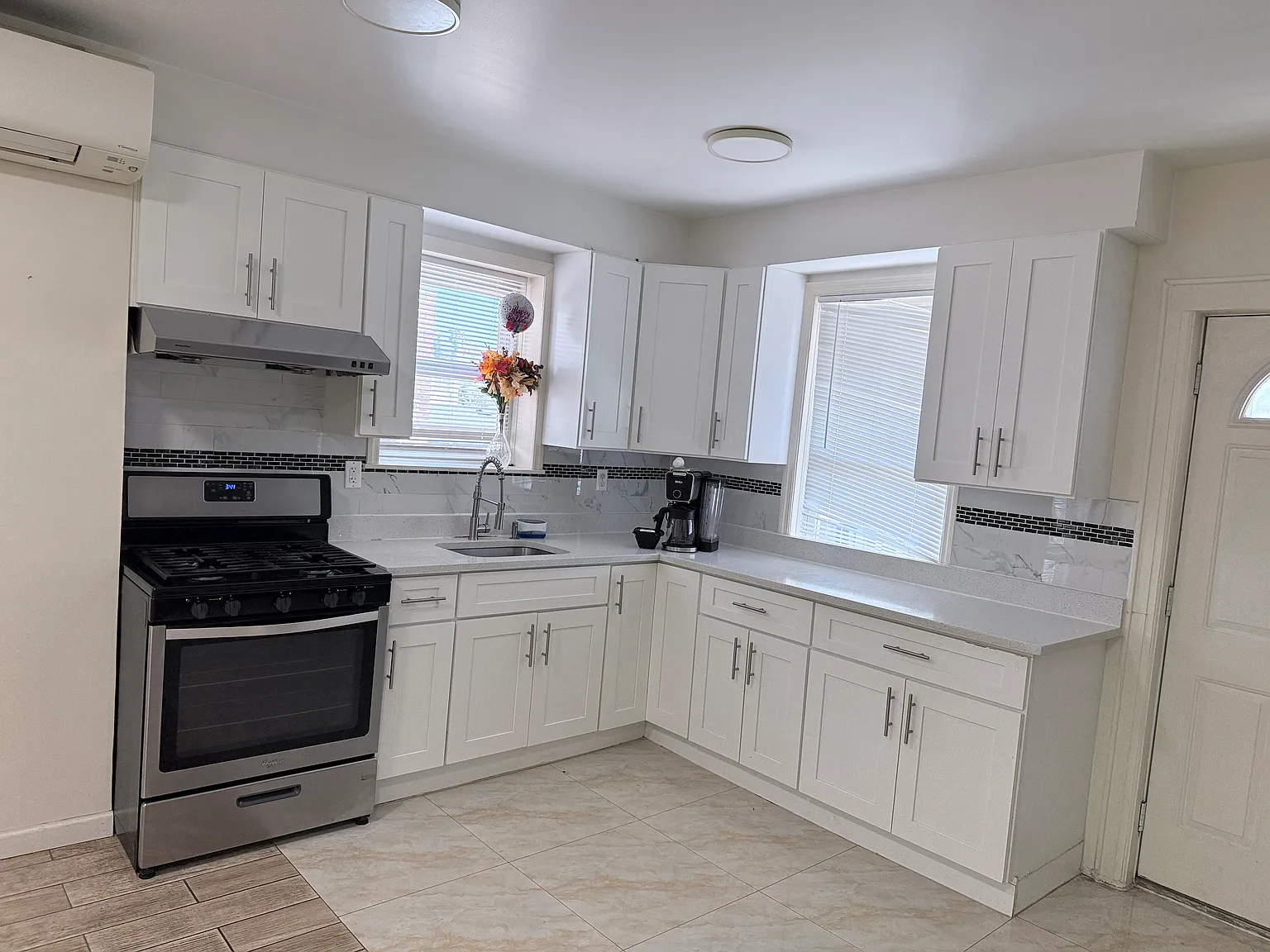 3 bed, 900 sqft, $2,500 — Photo 1