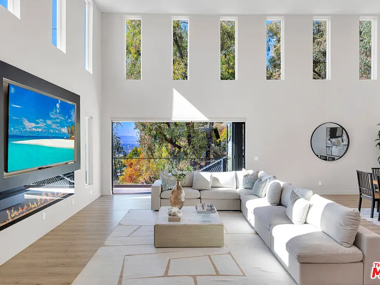 7966 Mulholland Dr — Photo 9
