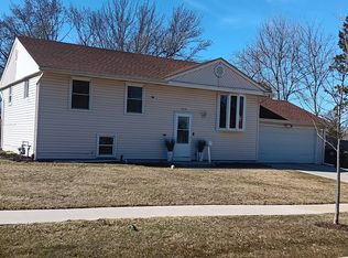 400 Country Ln, Streamwood, IL 60107