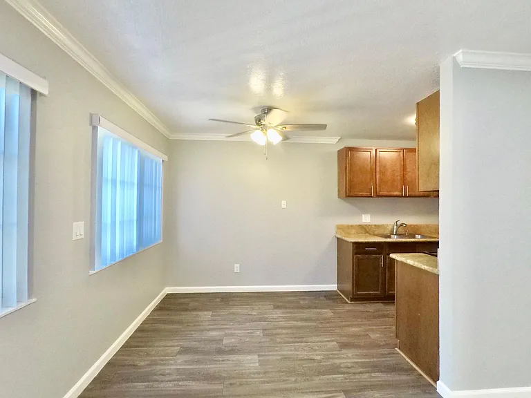 633 Grand Fir Ave #6 — Photo 5