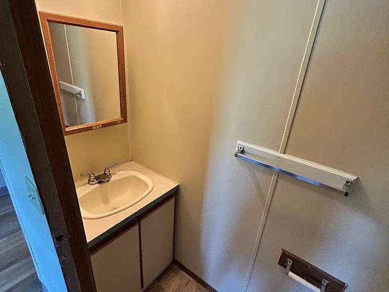 320 Thompson Rd — Photo 11