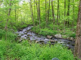 12 Hoover Rd, Oak Ridge, NJ 07438