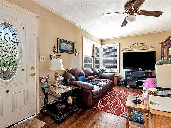 3rd image of 174 Goodson Rd