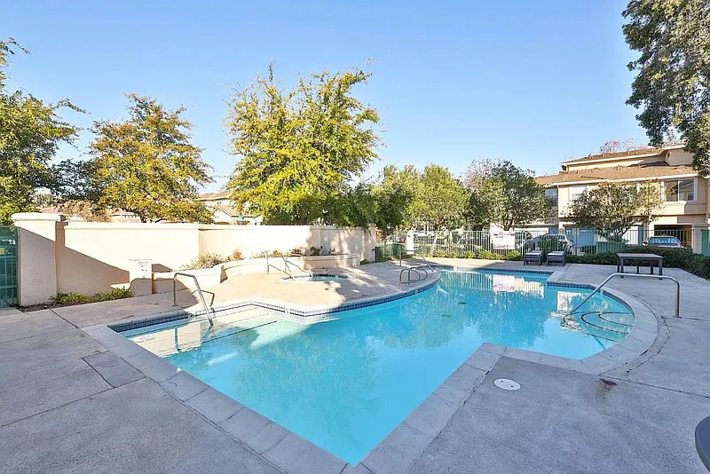 1 bed, 2.0 bath, 975 sqft, $2,700 — Photo 2
