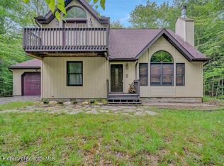 89 Bender Rd, Gouldsboro, PA 18424