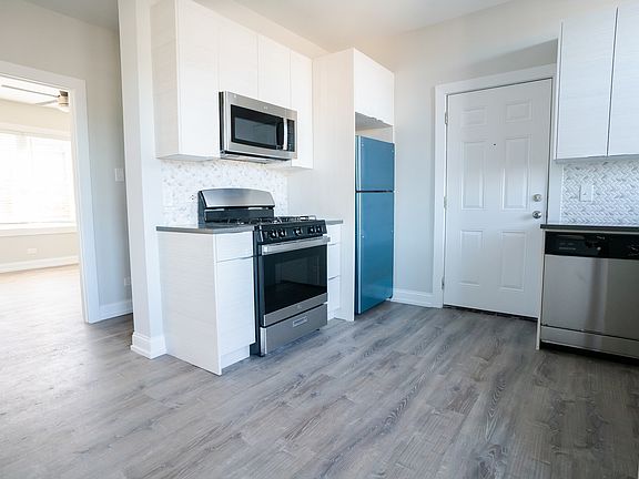 3rd image of 3319 N Karlov Ave #3E