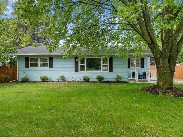 1105 Grant St, Charlevoix, MI 49720