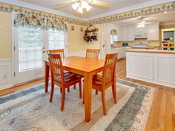5th image of 3209 Brooks Ct