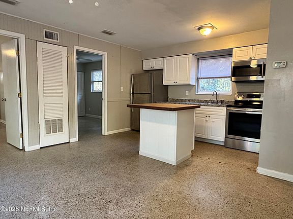 5th image of 468 SE 18TH Street