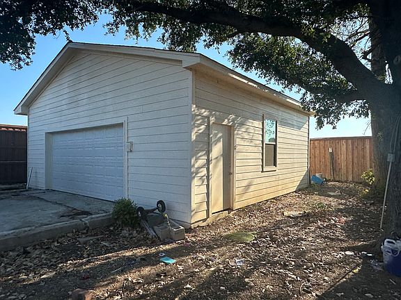 Detached Garage with 750 Sq ft space