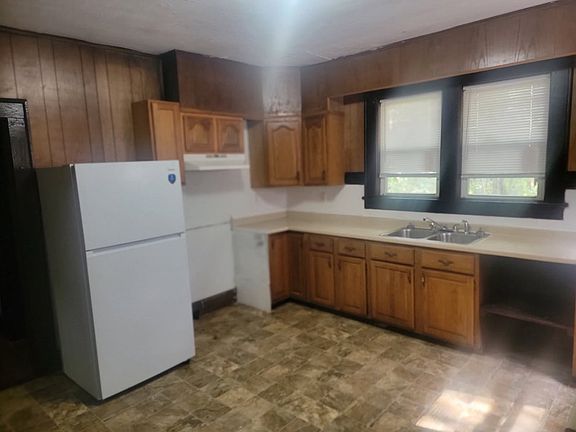 2nd image of 2212 Fairleigh St