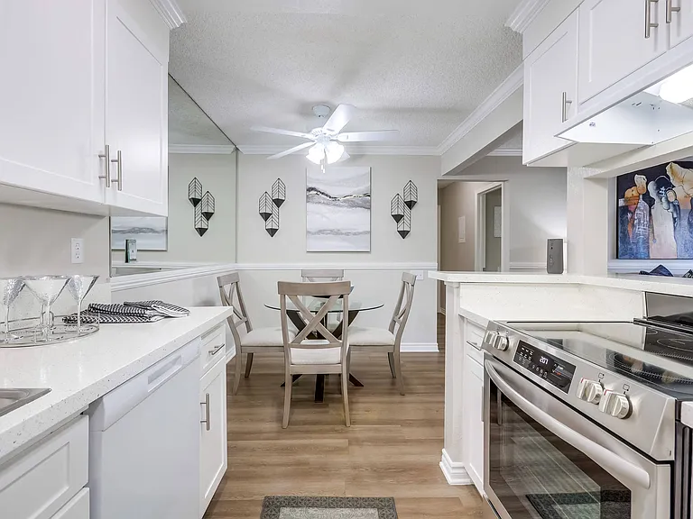 Villa Creek Apartments — Photo 16