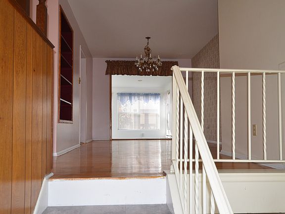 5th image of 1605 S Urban Way