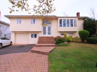 242 Links Dr W, Oceanside, NY 11572