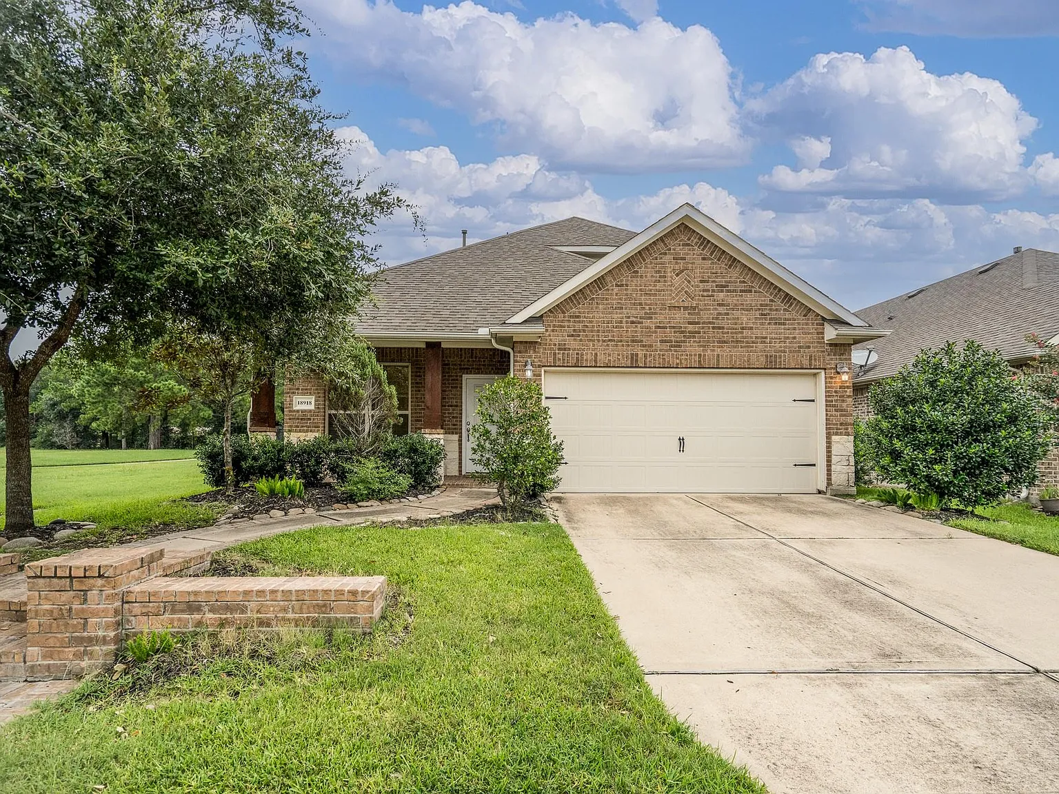 4 bed, 3.0 bath, 2479 sqft, $2,900 — Photo 2