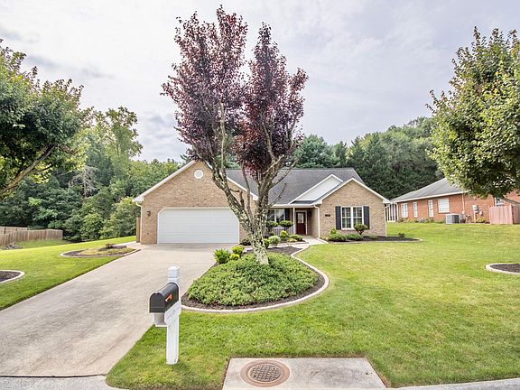 3rd image of 1539 Rosewalk Ln SE