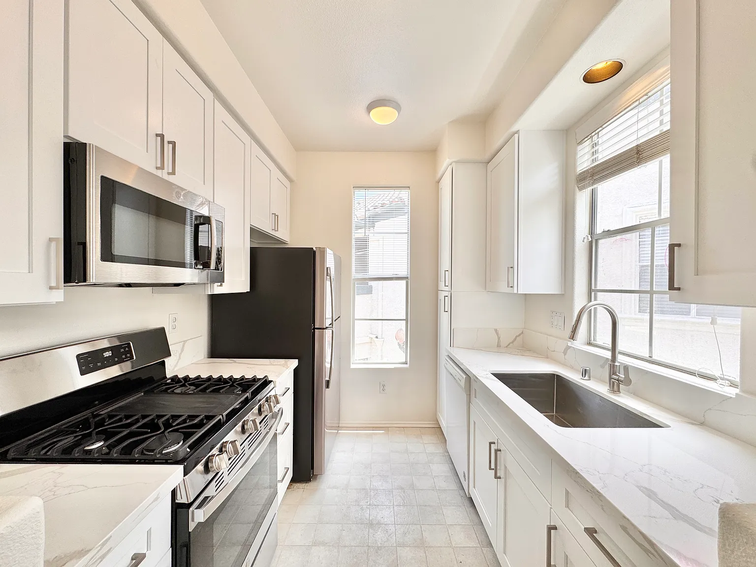 2 bed, 944 sqft, $3,300 — Photo 4
