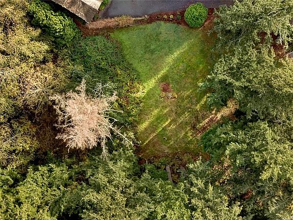 3rd image of 8 Shorewood Dr