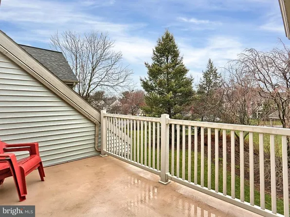 198 Crescent Dr, Hershey, PA 17033