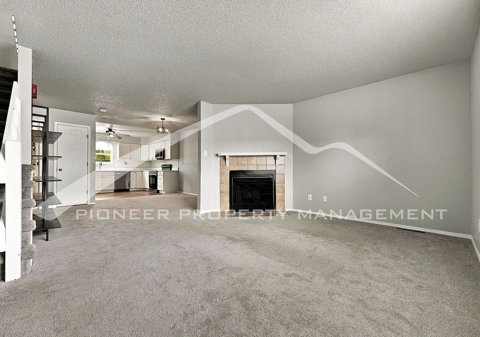 Gorgeous Townhouse with Central AC and Reserved Parking — Photo 2