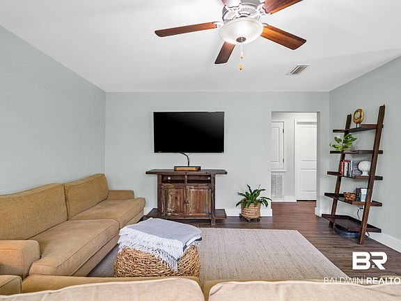 5th image of 3931 Langley Ave