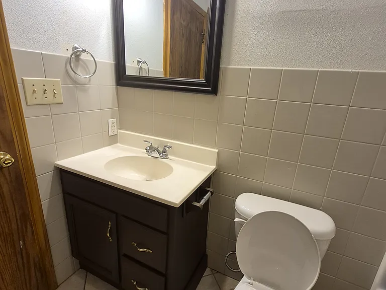Full Bathroom 1