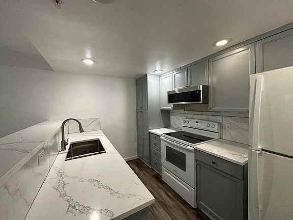 3rd image of 25235 SE Klahanie Blvd APT N103
