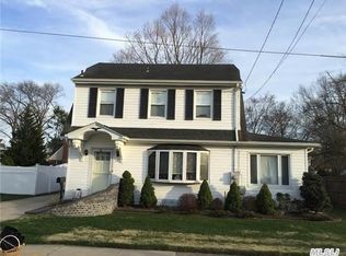 18 Locust St, Westbury, NY 11590