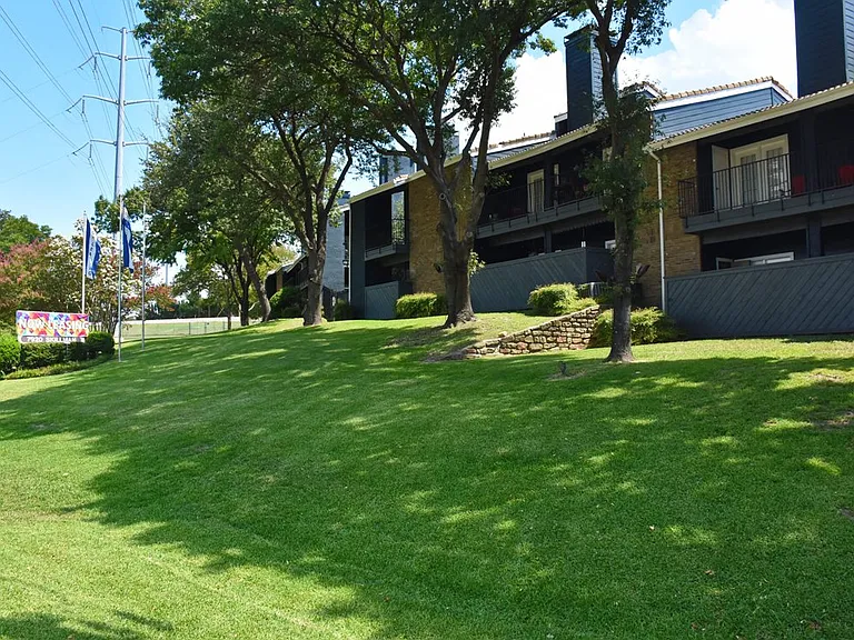 Oakwood Creek Apartments exterior building and yard
