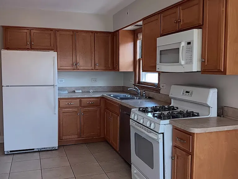 1112 Homestead Rd — Photo 3