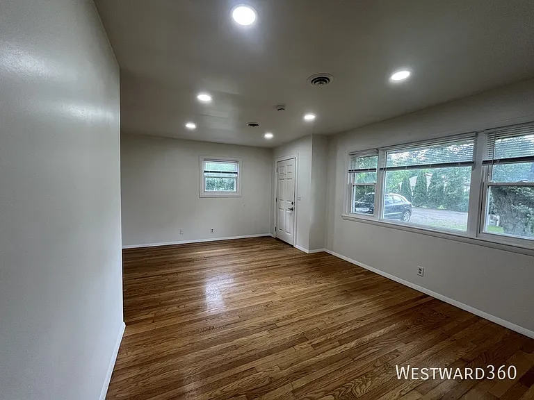 1104 Isabel Dr — Photo 6