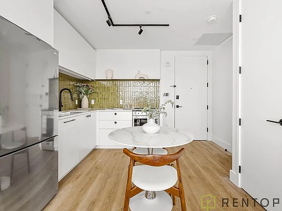 4th image of 60 Cedar St #1102
