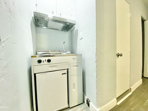 4th image of 487 S Roxbury Dr #485-4