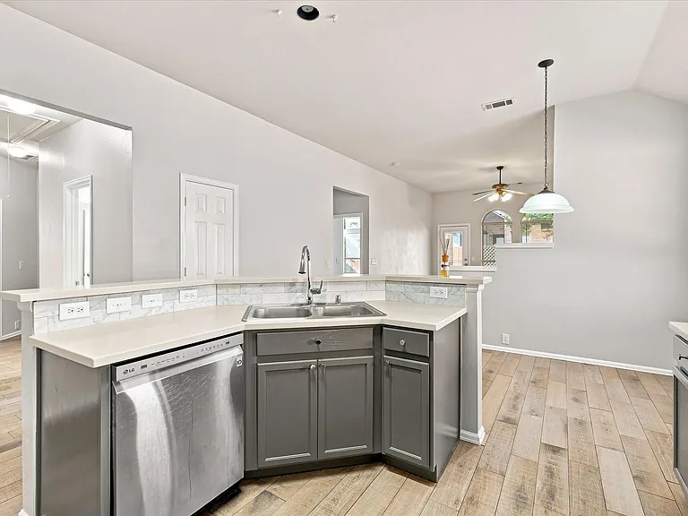 2812 Thorncreek Ln — Photo 6