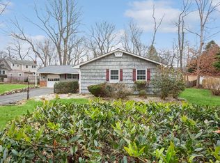 17 Lancelot Ln, East Setauket, NY 11733