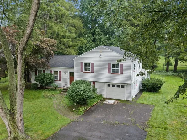 8 Kirklees Rd, Pittsford, NY 14534