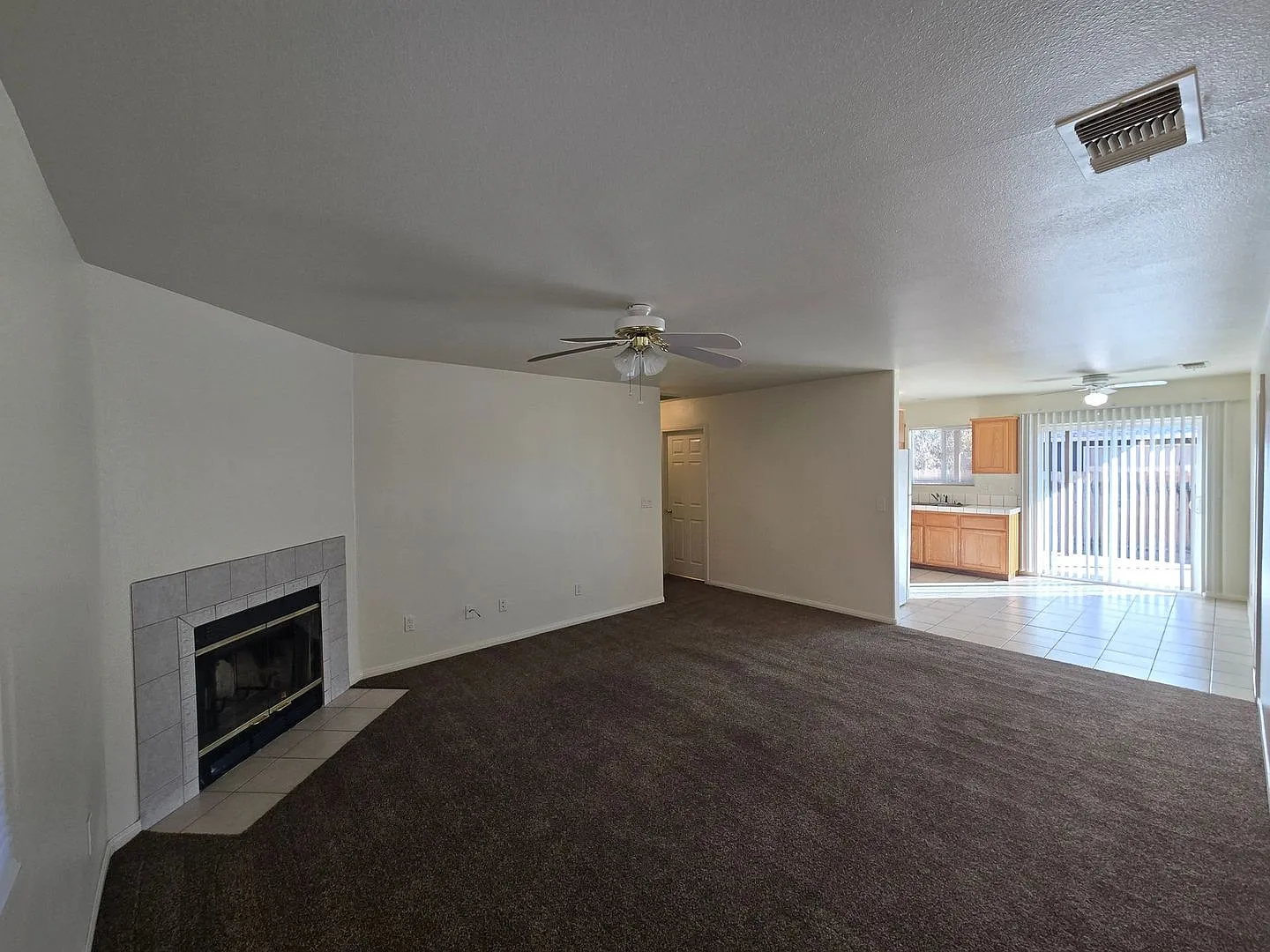 Beautiful 3 bedroom home available now — Photo 4